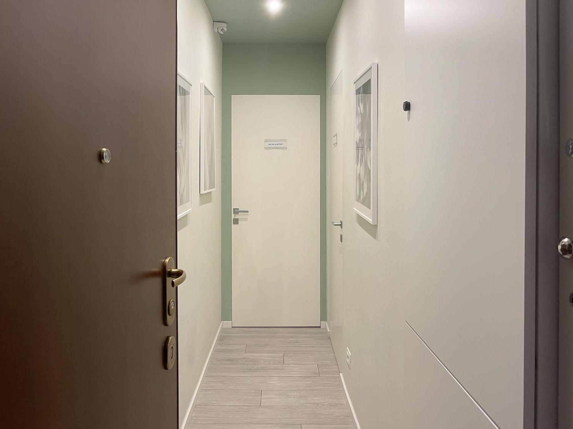 Blue Palm Jungle Studio Self Checkin Design Milan Bagian luar foto